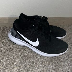 Women’s Size 8 Nike Tennis Shoes